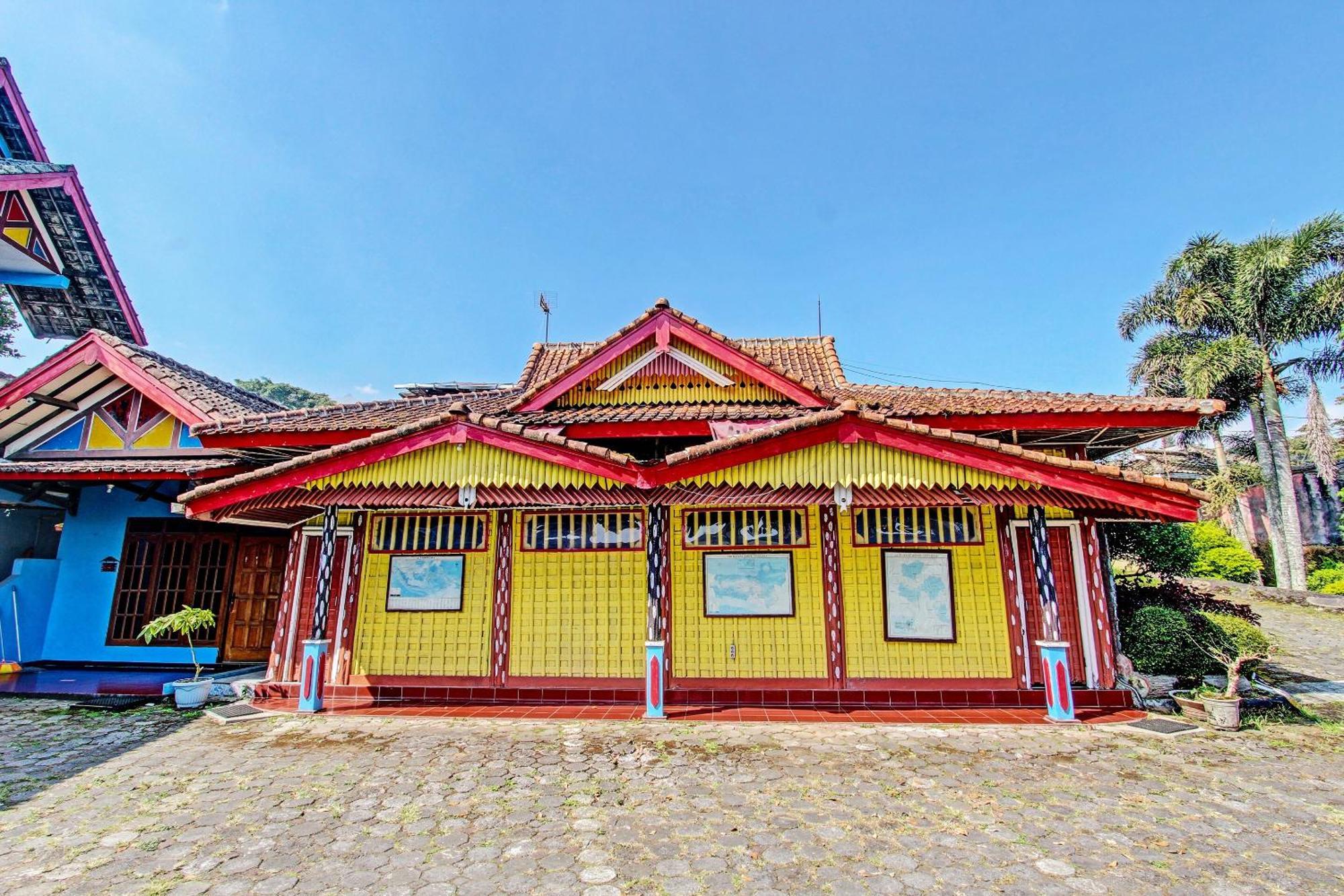 Capital O 91644 Loka Hause Hotel Салатига Екстериор снимка