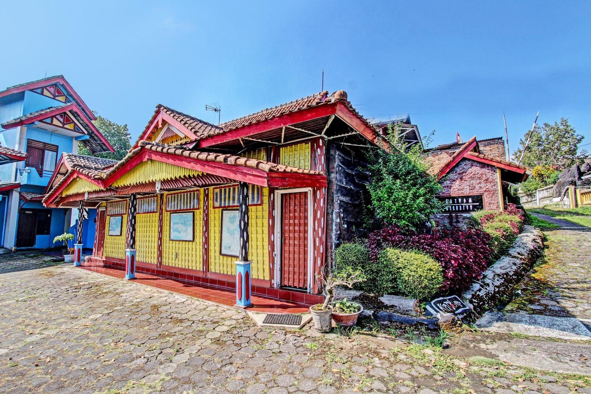 Capital O 91644 Loka Hause Hotel Салатига Екстериор снимка